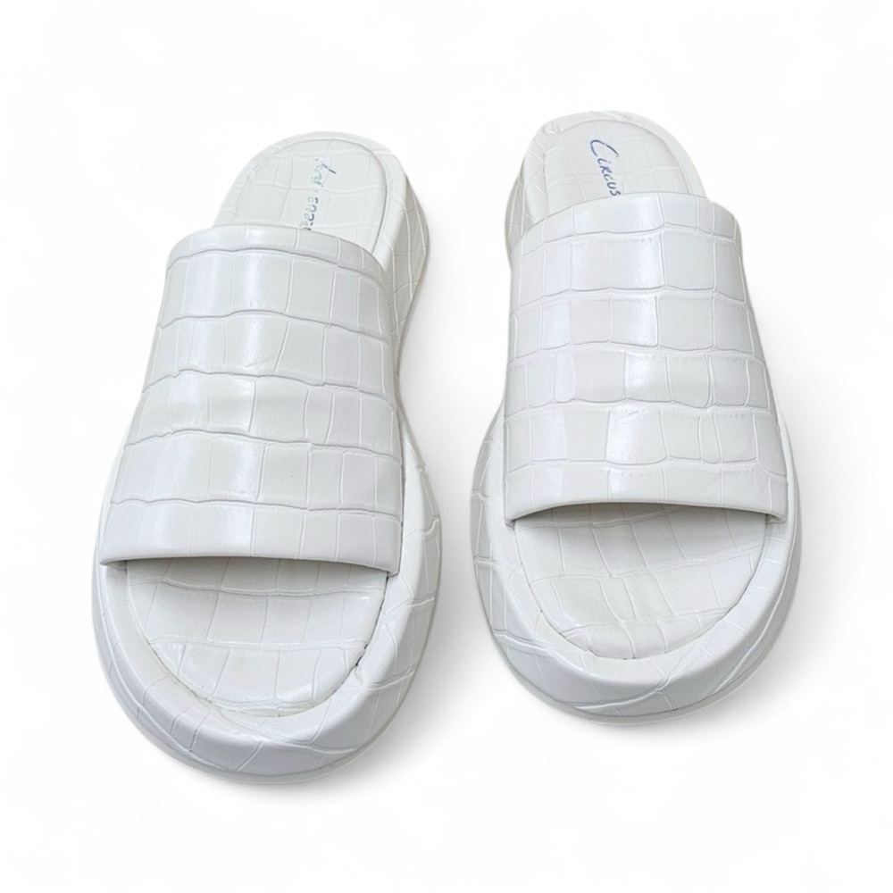 White Croc Low Platform Slides. Women’s. NEW. Size 7 1/2